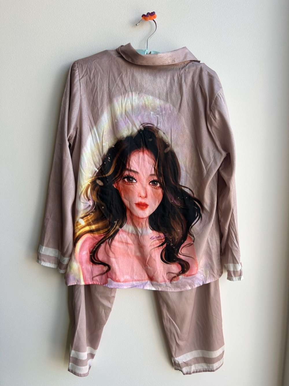 Artistic Pink-Beige Lounge Set with Illustrated Back Portrait